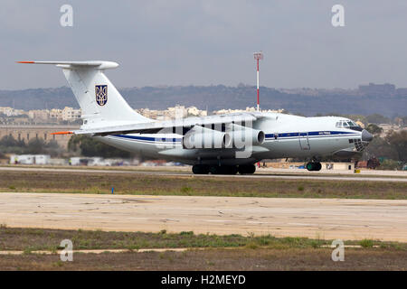 L'Armée de l'air ukrainienne Iliouchine Il-76MD [78820] décollant de la piste 05. Banque D'Images