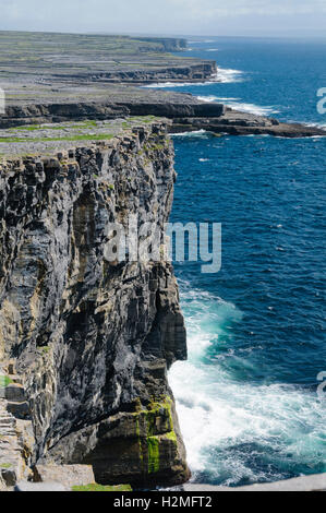 Les falaises abruptes de l'Inishmore , la plus grande des îles d'Aran, la baie de Galway, Irlande, Europe Banque D'Images