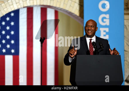 Dwight Evans, candidat pour le Congrès, prend la parole pendant une campagne d'inscription rallye avec le Vice-président Joe Biden, à l'Uni Drexel Banque D'Images