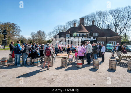 Championnats du monde des billes, a lieu chaque année depuis 1932 à la Pub de Greyhound, Tinsley Green, Surrey Banque D'Images