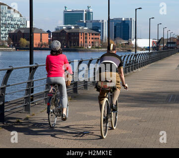 Les cyclistes ( vintage style) à cheval le long de Trafford Wharf , Salford Quays de Salford, Manchester, UK / Banque D'Images
