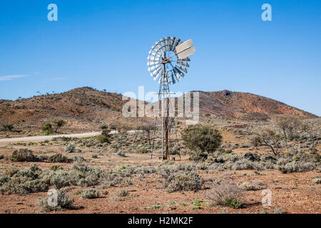 Moulin dans le pied des collines du Gammon Ranges, à l'Est de l'Australie du Sud, Copley Banque D'Images