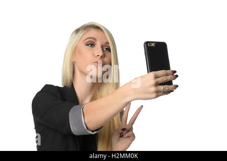 Young businesswoman with cellphone selfies en tenant plus isolé sur fond blanc Banque D'Images