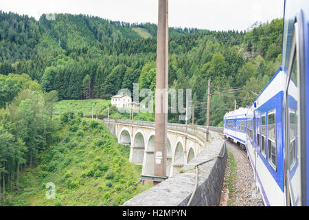 Semmering : train à Semmeringbahn (chemin de fer du Semmering), de la fenêtre, Kalte-Rinne-viaduc, Wiener Alpen, Alpes, Niederösterreich, Banque D'Images