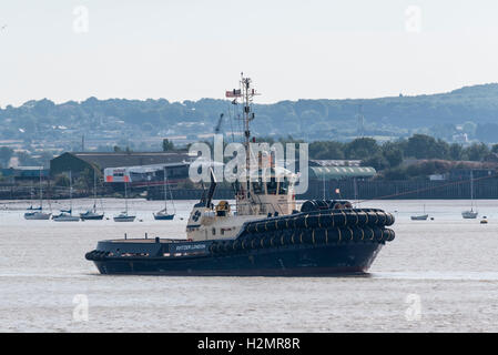 Le bateau remorqueur de Svitzer ajout d'une entrée en Tilbury à marée basse avec comme toile de Gravesend Banque D'Images