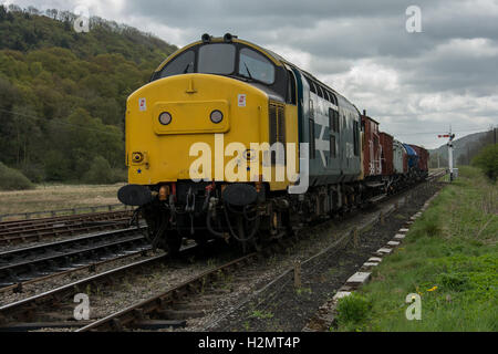 La classe 37 Nombre 37264 domonstaration à Levisham avec un fret sur le North Yorkshire Moors Railway. Banque D'Images