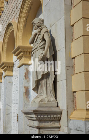 Statue en marbre ornant la façade de l'historique Théâtre Heredia dans la ville coloniale espagnole de Cartagena de Indias, Colombie. Banque D'Images