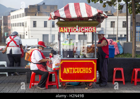 L'alimentation de rue Anticuchos à Lima, Pérou Banque D'Images