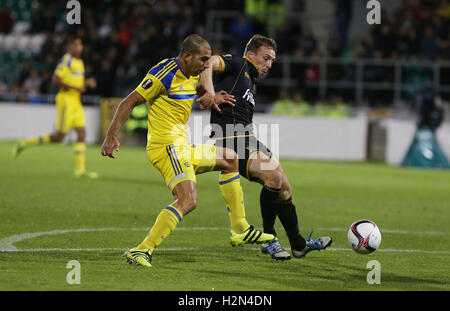 La Dundalk David McMillan (droite) et du Maccabi Tel-Aviv Tal Ben Haim au cours de l'UEFA Europa League, groupe d match au stade de Tallaght, Dublin. Banque D'Images