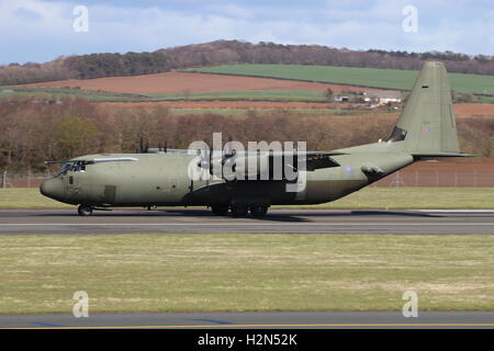 ZH870, un Hercules de Lockheed Martin C4 utilisés par la Royal Air Force, à l'aéroport de Prestwick au cours de l'exercice Joint Warrior 15-1. Banque D'Images