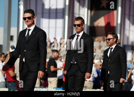 (De gauche à droite) Europe's Justin Rose, Henrik Stenson et Andy Sullivan à pied au cours de la cérémonie d'ouverture de la 41e Ryder Cup à Hazeltine National Golf Club à Chaska, Minnesota, USA. Banque D'Images