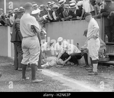 Babe Ruth, joueur de Ligue Majeure de Baseball, les Yankees de New York, a frappé à l'avant de la Section de distincts lors de jeu de balle, Washington DC, USA, National Photo Company, le 6 juillet 1924 Banque D'Images