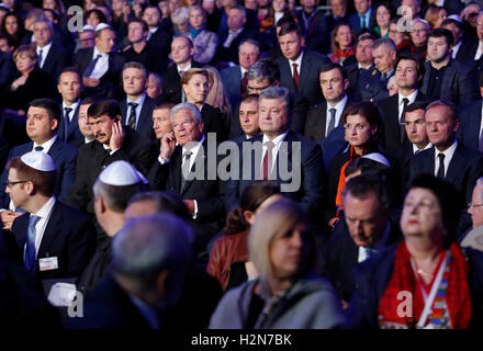(L-R) Le Premier ministre ukrainien Volodymyr GROISMAN, Président hongrois Janos Ader, le Président allemand Joachim Gauck, Président ukrainien Porochenko et son épouse Maryna Poroshenko et président du Conseil de l'Union européenne Donald Tusk, au cours d'une cérémonie de deuil près du ravin de Babi Yar à Kiev, Ukraine, le 29 septembre 2016. Les Ukrainiens ont commémoré le 75e anniversaire du massacre des Juifs par les nazis dans le ravin de Babi Yar, où quelque 34 000 Juifs ont été assassinés au cours de deux jours en septembre 1941. Au total, plus de 100 000 personnes ont perdu la vie à Babi Yar entre 1941 et 1943. Banque D'Images