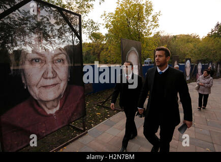 Kiev, Ukraine. Sep 29, 2016. Passe par le portrait de survivant de l'Holocauste. L'Ukraine marque le 75e anniversaire de la tragédie de Babyn Yar, où plus de 33 milliers juifs, Gypsys, Ukrainiens et d'autres ont été tués par les forces allemandes. Le massacre de septembre 29-30, 1941 a été le plus grand massacre pour lequel le régime nazi et ses collaborateurs, ont été chargés au cours de sa campagne contre l'Union soviétique. Vladyslav Crédit : Musiienko/Pacific Press/Alamy Live News Banque D'Images