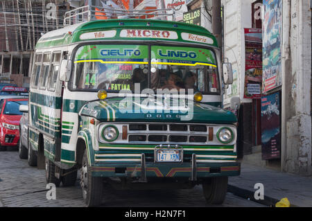 Construit à l'Américaine Dodge city bus de banlieue ou micro, La Paz, Bolivie Banque D'Images