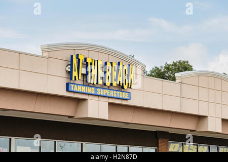 L'extérieur de l'emblème et signe de à la plage, un hypermarché de bronzage situé au 2108 NW 74th, Oklahoma City, Oklahoma, USA. Banque D'Images