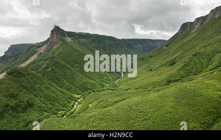 Dans la vallée de la rivière Geysernaya Geysers. La réserve naturelle de Kronotsky sur la péninsule du Kamtchatka. Banque D'Images