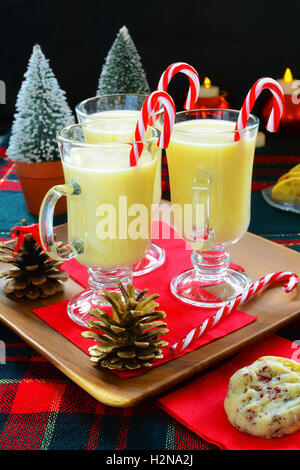 Poule d'or riche avec Candy Cane agitateurs et biscuits de Noël pour une collation festive Banque D'Images