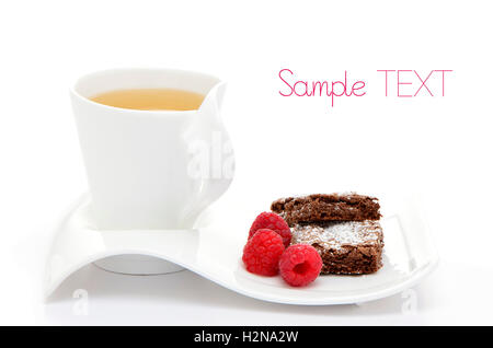 Tisane chaude avec des brownies et framboises sur fond blanc Banque D'Images