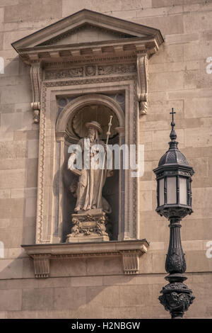 Saint Jérôme sculpture - Façade de l'église Saint Etienne à Budapest, Hongrie Banque D'Images