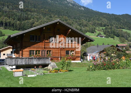 Wilen (Interlaken, Suisse) - 24 septembre 2016 : rural chalets à Wilen sur les Alpes Suisses Banque D'Images