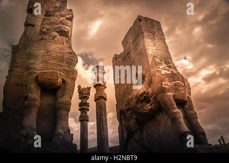 De gigantesques sculptures en pierre à l'entrée de la ville antique de Persépolis en Iran Banque D'Images