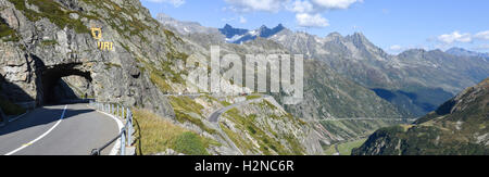 Susten pass, Suisse - 24 septembre 2016 : les gens de les conduire à vélo sur la route de Susten pass sur les Alpes Suisses Banque D'Images