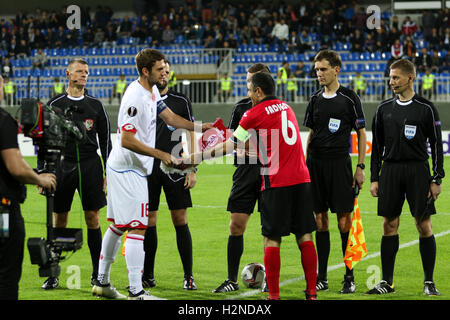 Baku, Azerbaïdjan. Sep 29, 2016. La Lituanie Gediminas arbitre Mažeika (C) observe que les chefs de l'Gabala et FSV Mainz 05 equipes Stefan Bell (L) et A. Rashad Sadygov (R) se serrent la main avant le début de l'UEFA Europa League entre Gabala et de Mayence à 8km Stadium le 29 septembre 2016 à Baku, Azerbaïdjan. © Aziz Karimov/Pacific Press/Alamy Live News Banque D'Images