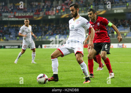 Baku, Azerbaïdjan. Sep 29, 2016. Gabala Rashad Sadygov A. (6) est contestée par FSV Mainz 05 Yunus Mall ? (10) au cours de l'UEFA Europa League entre Gabala et FSV Mainz 05 à 8km Stadium le 29 septembre 2016 à Baku, Azerbaïdjan. © Aziz Karimov/Pacific Press/Alamy Live News Banque D'Images