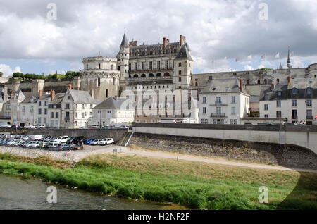 Amboise France Le Château d'Amboise surplombant la Loire, à ce vieux marché de la ville historique dans la région de la Loire Banque D'Images