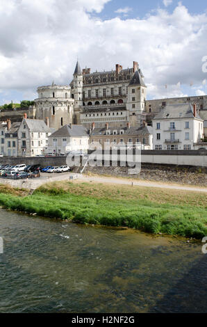 Amboise France Le Château d'Amboise surplombant la Loire, à ce vieux marché de la ville historique dans la région de la Loire Banque D'Images