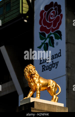 Le golden lion statue à l'extérieur du stade de Twickenham, Londres. ASSOCIATION DE PRESSE Photo. Photo date : vendredi 30 septembre 2016. Histoire RUGBYU PA voir l'Angleterre. Crédit photo doit se lire : John Walton/PA Wire. RESTRICTIONS : usage éditorial uniquement, pas d'utilisation commerciale sans autorisation préalable, veuillez contacter PA Images pour plus de renseignements : Tél :  +44 (0) 115 8447447. Banque D'Images