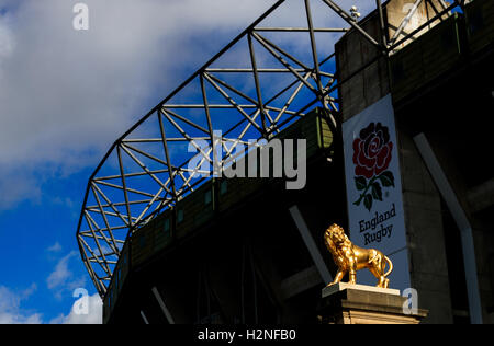 Statue de lion d'or à l'extérieur du stade de Twickenham, Londres. APPUYEZ SUR ASSOCIATION photo. Date de la photo : vendredi 30 septembre 2016. Voir l'histoire de PA RUGBYU England. Le crédit photo devrait se lire comme suit : John Walton/PA Wire. Banque D'Images