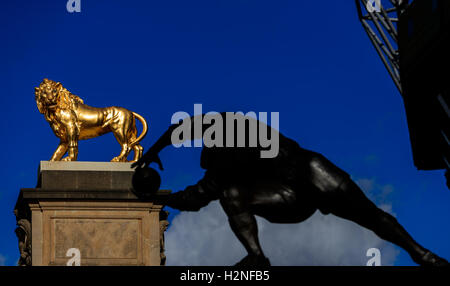 Statue de lion d'or à l'extérieur du stade de Twickenham, Londres.APPUYEZ SUR ASSOCIATION photo.Date de la photo : vendredi 30 septembre 2016.Voir l'histoire de PA RugbyU Angleterre.Le crédit photo devrait se lire comme suit : John Walton/PA Wire.RESTRICTIONS: Usage éditorial seulement, aucune utilisation commerciale sans autorisation préalable, veuillez contacter PA Images pour plus d'informations: Tél: +44 (0) 115 8447447. Banque D'Images