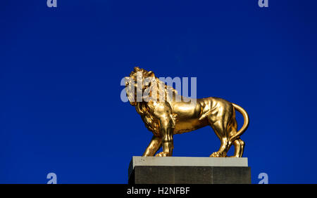 Statue de lion d'or à l'extérieur du stade de Twickenham, Londres.APPUYEZ SUR ASSOCIATION photo.Date de la photo : vendredi 30 septembre 2016.Voir l'histoire de PA RugbyU Angleterre.Le crédit photo devrait se lire comme suit : John Walton/PA Wire.RESTRICTIONS: Usage éditorial seulement, aucune utilisation commerciale sans autorisation préalable, veuillez contacter PA Images pour plus d'informations: Tél: +44 (0) 115 8447447. Banque D'Images