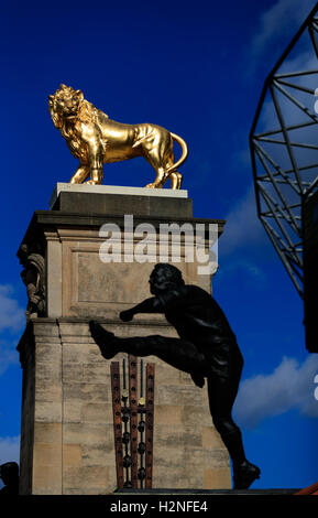 Le golden lion statue à l'extérieur du stade de Twickenham, Londres. ASSOCIATION DE PRESSE Photo. Photo date : vendredi 30 septembre 2016. Histoire RUGBYU PA voir l'Angleterre. Crédit photo doit se lire : John Walton/PA Wire. RESTRICTIONS : usage éditorial uniquement, pas d'utilisation commerciale sans autorisation préalable, veuillez contacter PA Images pour plus de renseignements : Tél :  +44 (0) 115 8447447. Banque D'Images