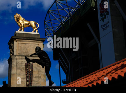 Le golden lion statue à l'extérieur du stade de Twickenham, Londres. ASSOCIATION DE PRESSE Photo. Photo date : vendredi 30 septembre 2016. Histoire RUGBYU PA voir l'Angleterre. Crédit photo doit se lire : John Walton/PA Wire. RESTRICTIONS : usage éditorial uniquement, pas d'utilisation commerciale sans autorisation préalable, veuillez contacter PA Images pour plus de renseignements : Tél :  +44 (0) 115 8447447. Banque D'Images