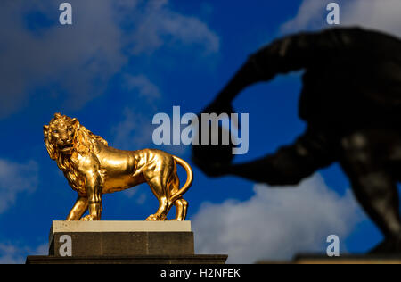 Statue de lion d'or à l'extérieur du stade de Twickenham, Londres. APPUYEZ SUR ASSOCIATION photo. Date de la photo : vendredi 30 septembre 2016. Voir l'histoire de PA RUGBYU England. Le crédit photo devrait se lire comme suit : John Walton/PA Wire. Banque D'Images