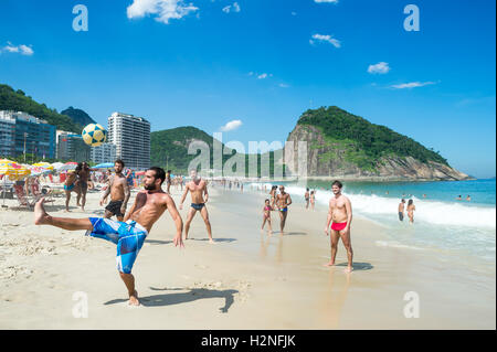 RIO DE JANEIRO - le 27 février 2016 : les jeunes Brésiliens carioca jouer un jeu d'altinho beach football dans un cercle keepy uppy. Banque D'Images