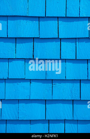 Résumé fond bleu de bardeaux sur le côté d'un ancien peint maison bois en Nouvelle-Écosse, Canada Banque D'Images