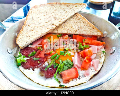 Indochine poêlées avec ses garnitures d'oeufs dans mon style Thaï Vietnamien,maison,Omelette omelette Pan Pan.oeufs. petit-déjeuner préféré de Banque D'Images