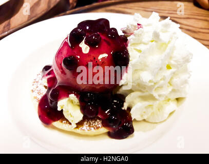 Crêpes aux bleuets avec sauce à la crème à fouetter et glace vanille Banque D'Images