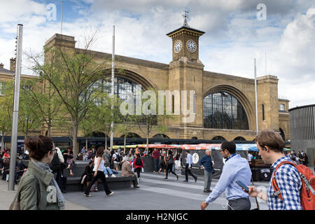 La foule en face de la gare de King's Cross dans le nord de Londres Banque D'Images