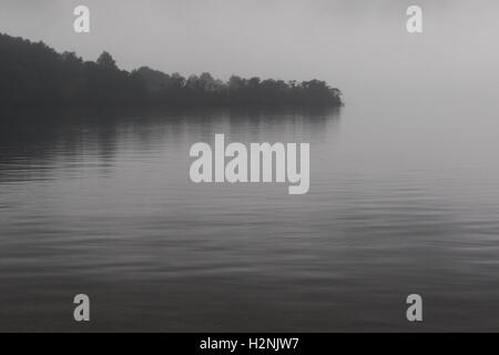 Nuage de brume et de Loch Lomond cape par temps humide Banque D'Images