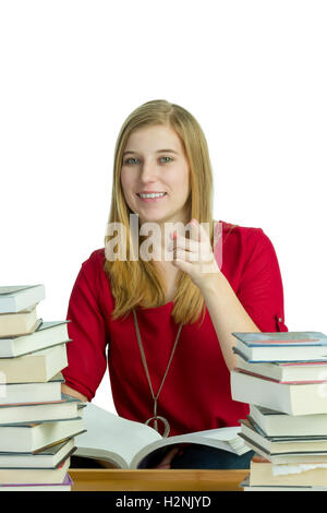 Jeune femme blonde l'étude avec des piles de livres Banque D'Images