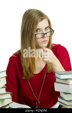 Jeune femme blonde l'étude avec des piles de livres Banque D'Images