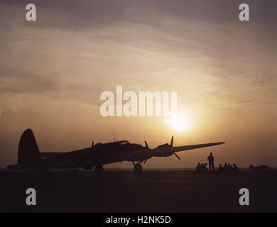 Silhouette de l'bombardier B-17 'Forteresse volante' au coucher du soleil, Langley Field, base aérienne de Langley, Hampton, Virginie, États-Unis, Alfred T. Palmer, ÉTATS-UNIS Office of War information, juillet 1942 Banque D'Images