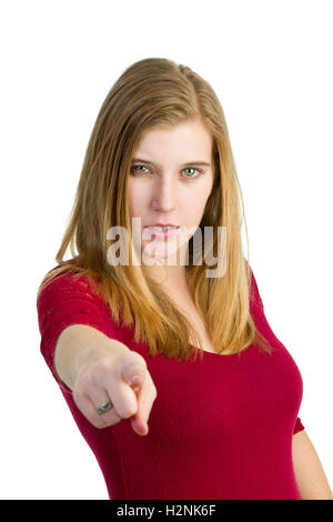 Mais une belle femme sérieuse pointant son doigt à l'appareil photo Banque D'Images