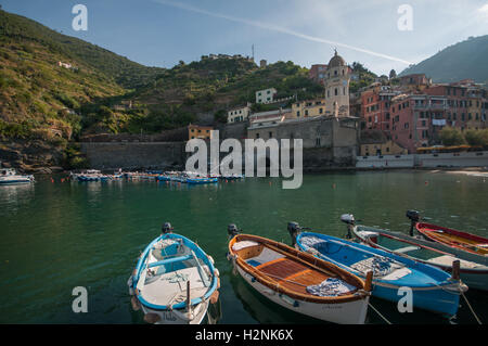 À la recherche de l'autre côté de la baie à Vernazza, vers l'église de Santa Margherita di Antiochia, Vernazza, Cinque Terre, Liguaria, Italie Banque D'Images