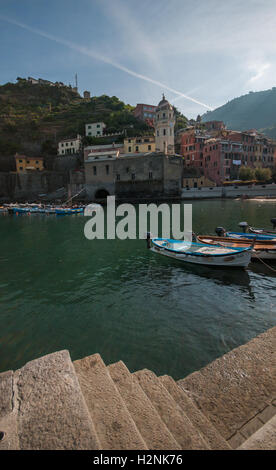 À la recherche de l'autre côté de la baie à Vernazza, vers l'église de Santa Margherita di Antiochia, Vernazza, Cinque Terre, Liguaria, Italie Banque D'Images